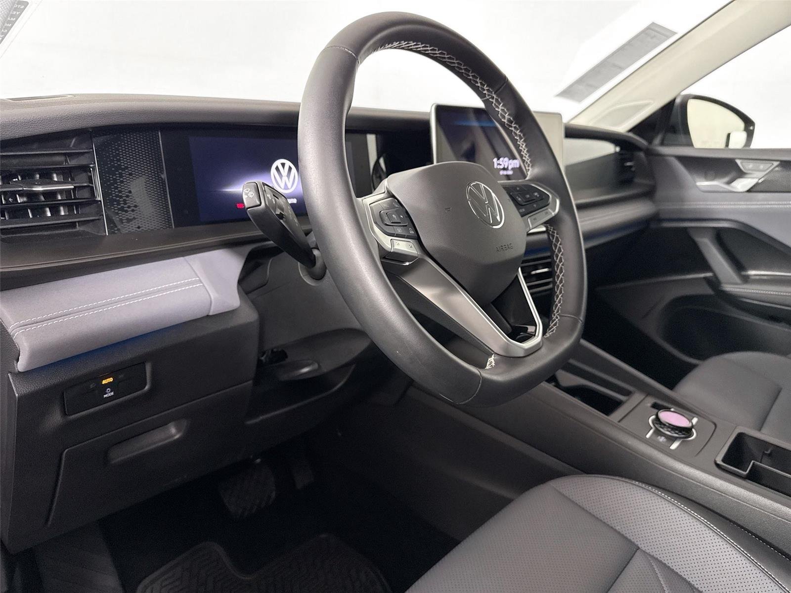 Used 2025 Platinum Gray Metallic Volkswagen SE image 4