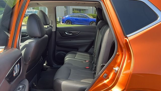 Used 2018 Orange Nissan SL image 24