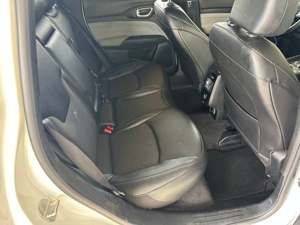 Used 2024 White Jeep Latitude image 22