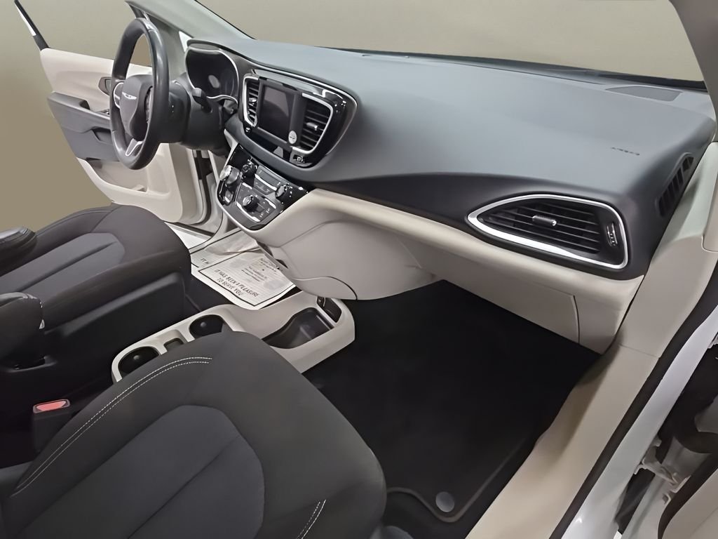 Used 2022 White Chrysler LX image 23