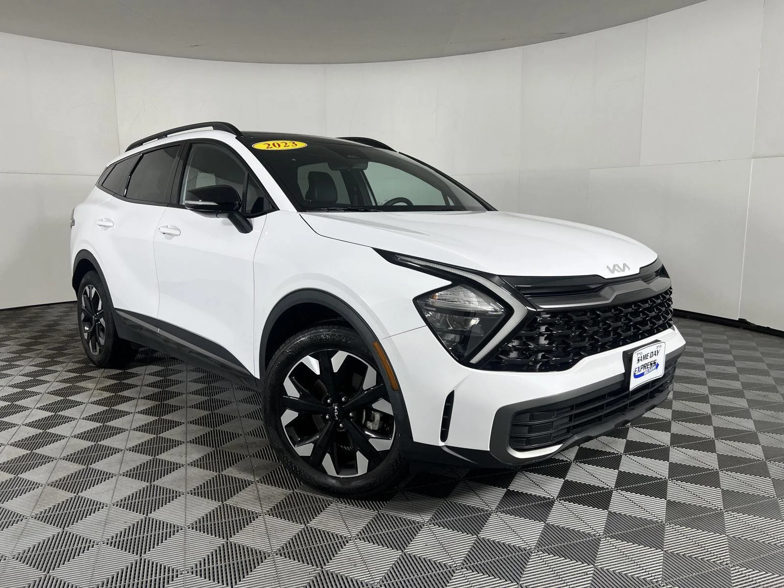 Used 2023 Glacial White Pearl Kia X-Line image 31