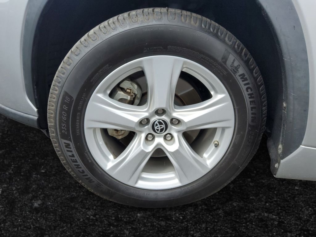 Used 2023  Toyota L image 26