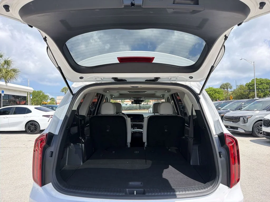 Used 2024 White Kia S image 33