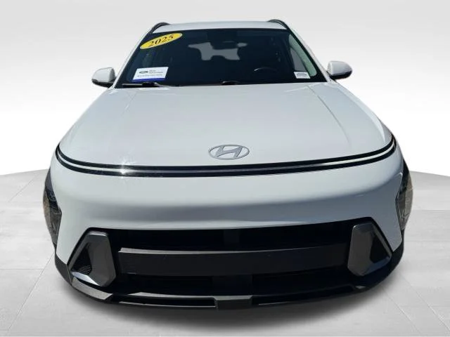 Used 2025 White Hyundai SEL image 2