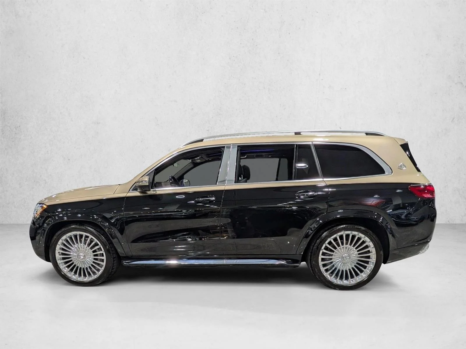 Used 2024 Obsidian Black Metallic Mercedes-Benz Maybach GLS 600 image 9