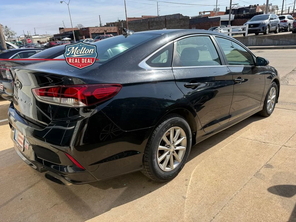 Used 2018 Black Hyundai SE image 15