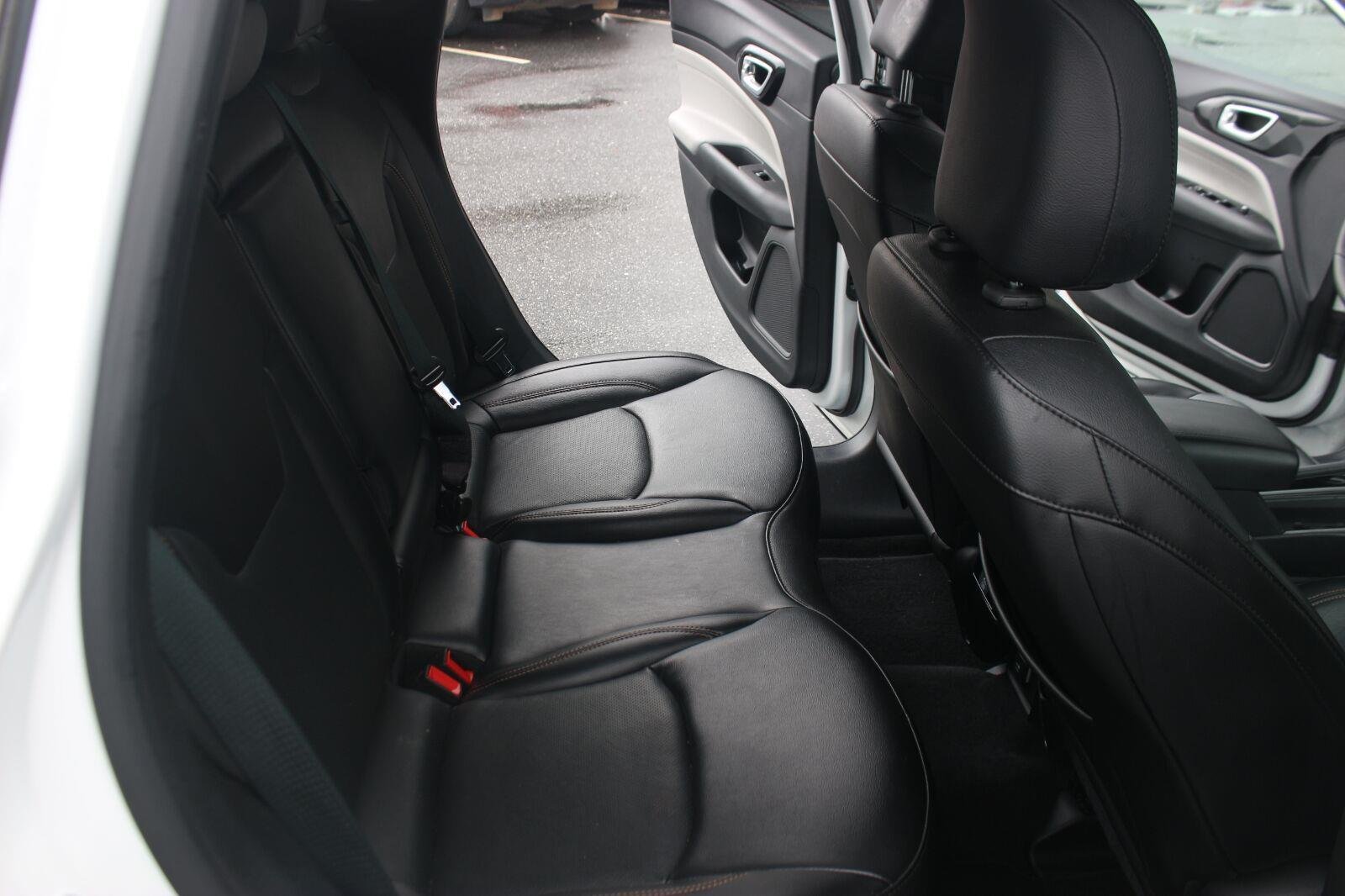 Used 2023  Jeep Limited image 30