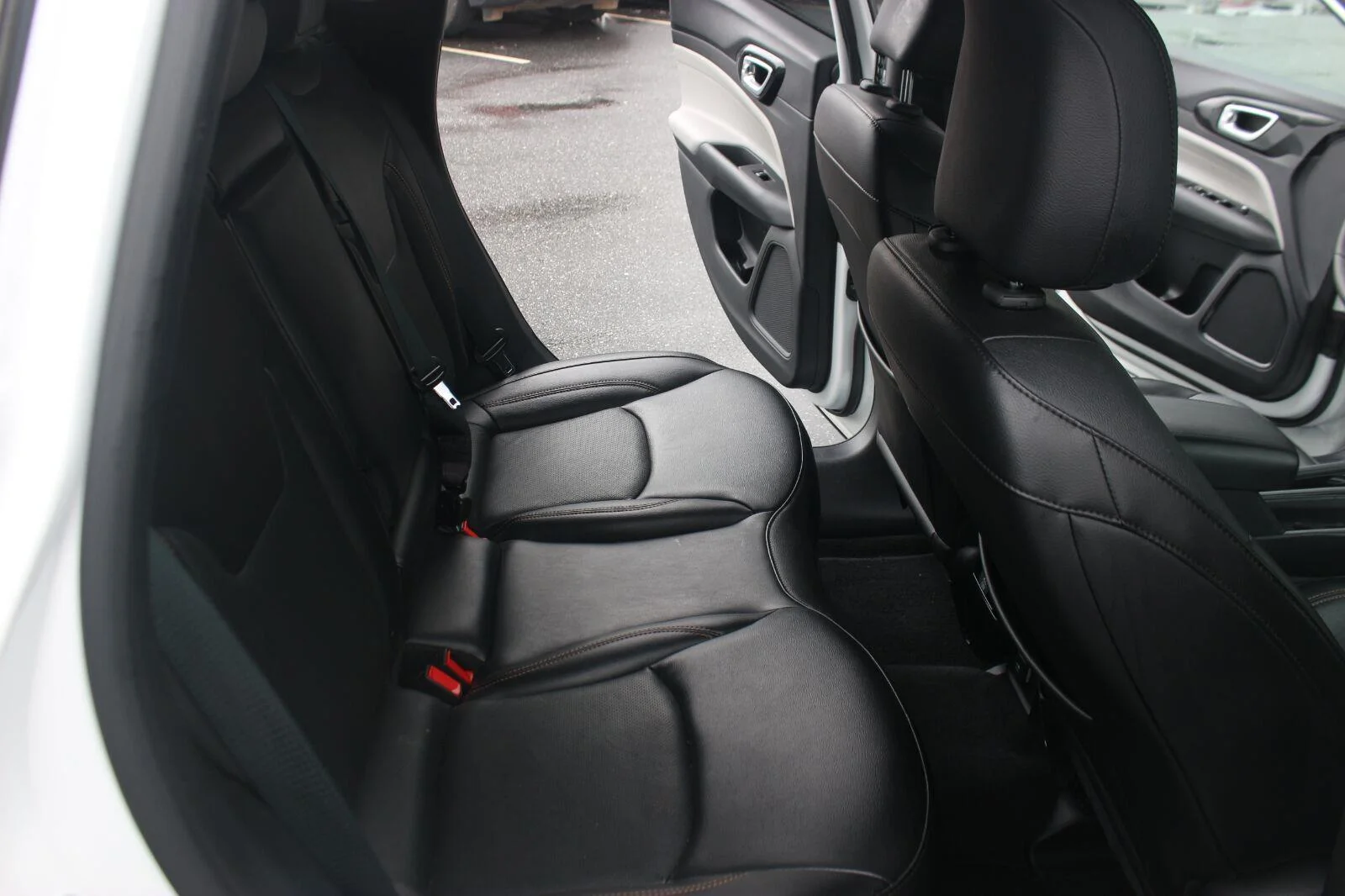 Used 2023  Jeep Limited image 30