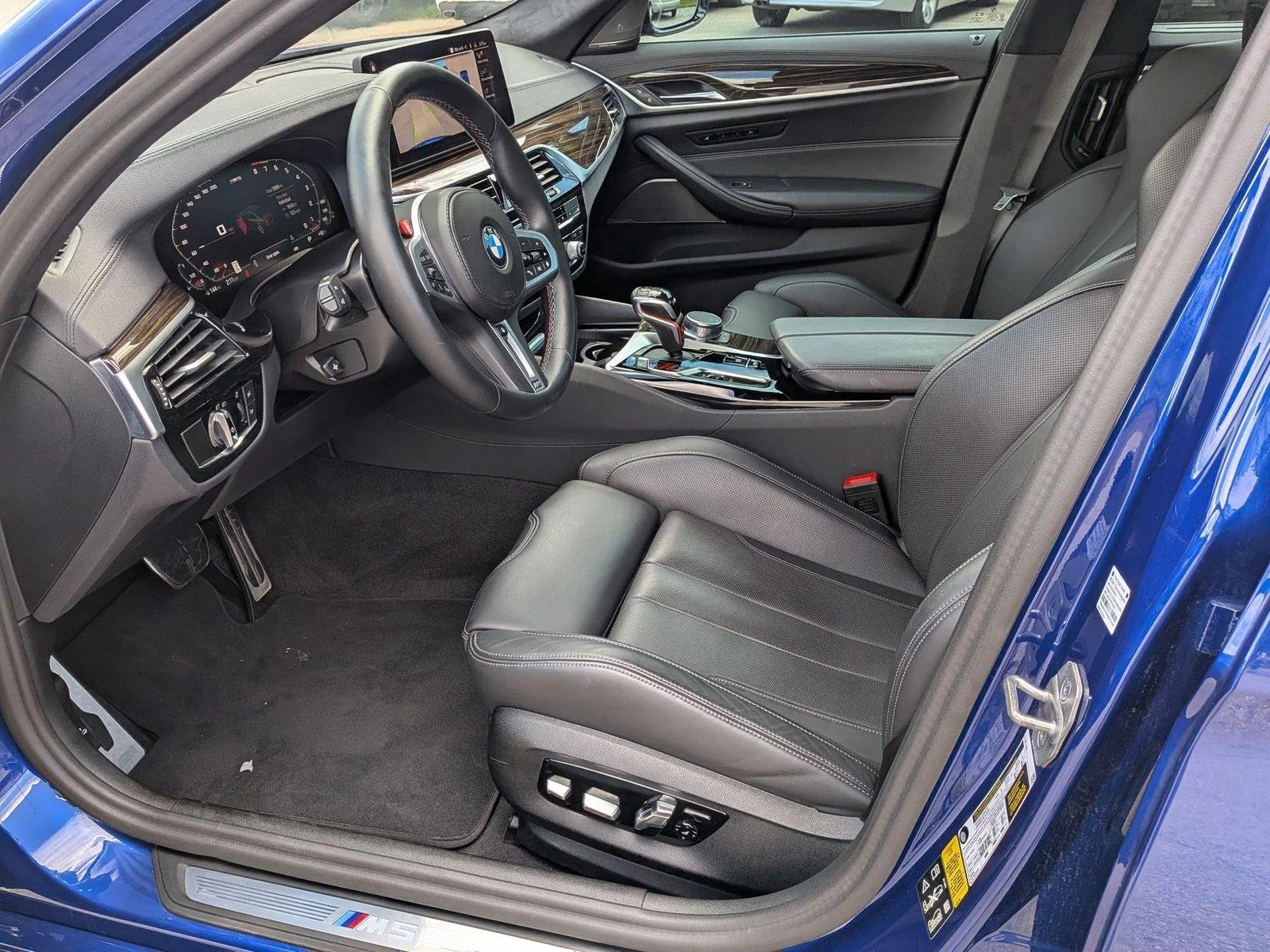 Used 2023 Marina Bay Blue Metallic BMW  image 17