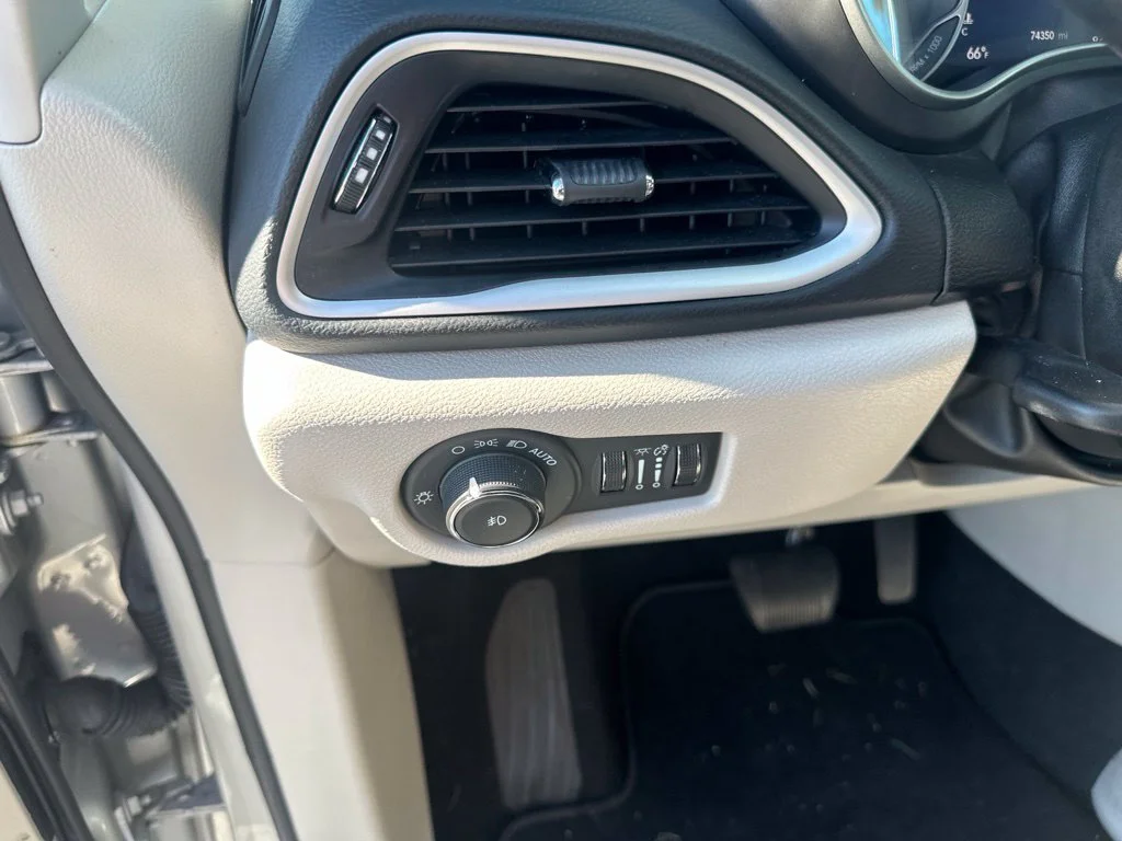 Used 2024 Silver Mist Clearcoat Chrysler Touring L image 18