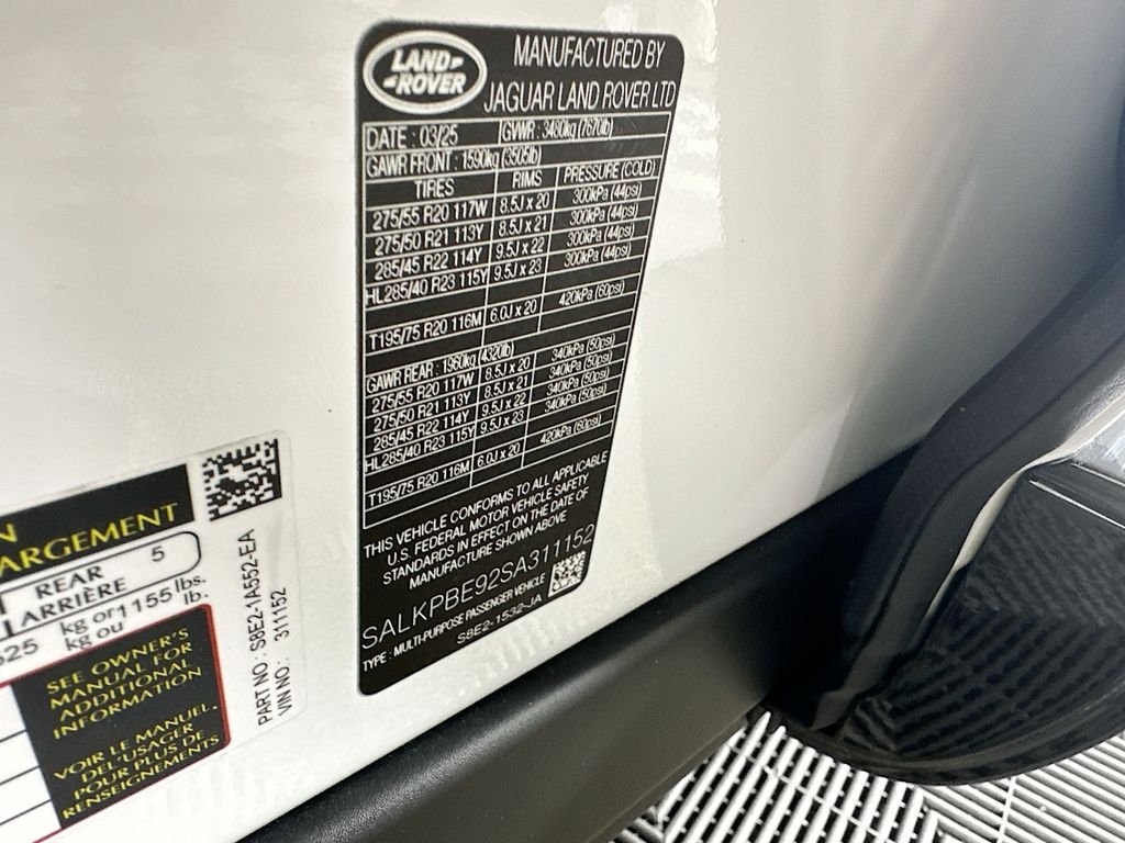 Used 2025 Fuji White Land Rover SE image 32