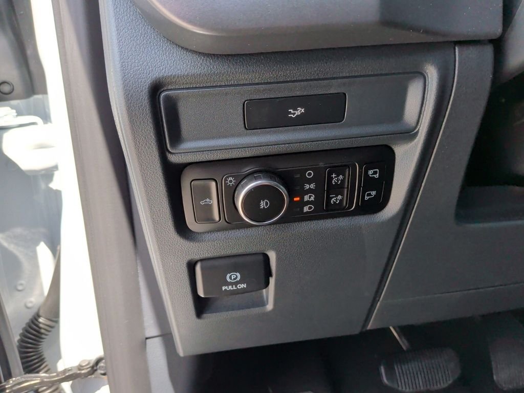 New 2026 Oxford White Ford XLT image 15
