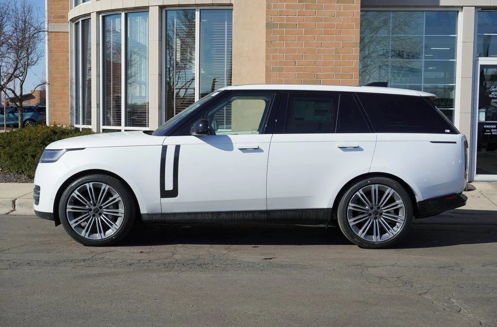 New 2026 Ostuni Pearl White Land Rover SE image 2