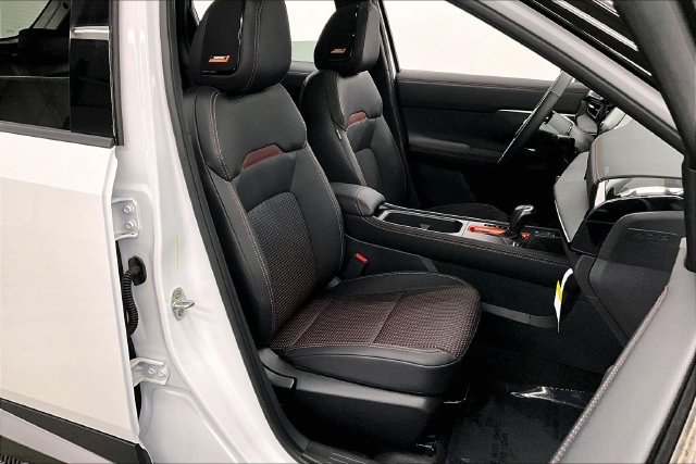 New 2026 Aspen White Tricoat/Super Black Nissan SR image 35