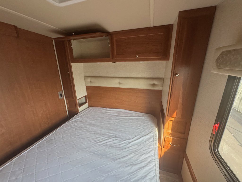 Used 2017  Winnebago 31BE image 20