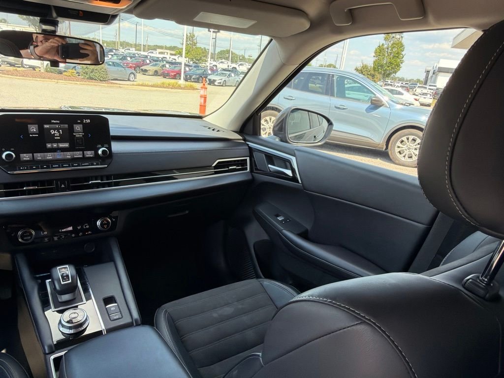Used 2024 Silver Mitsubishi SE image 28