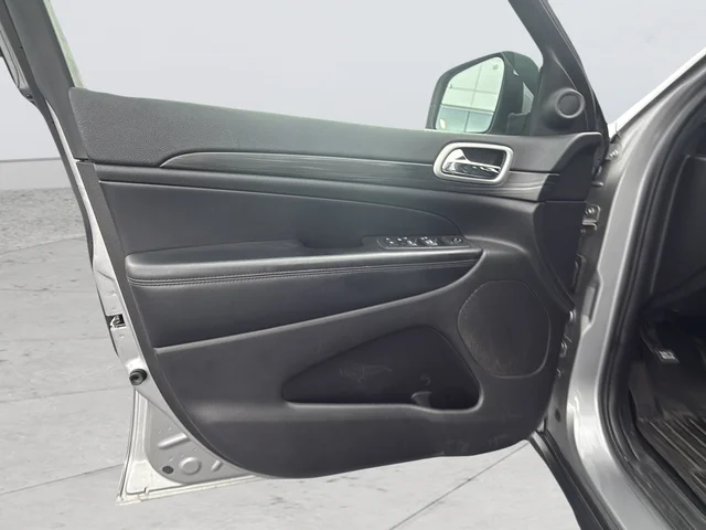 Used 2019 Silver Jeep Laredo E image 23