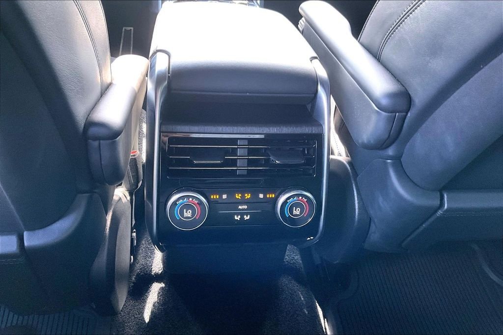 Used 2023 White Land Rover SE image 23