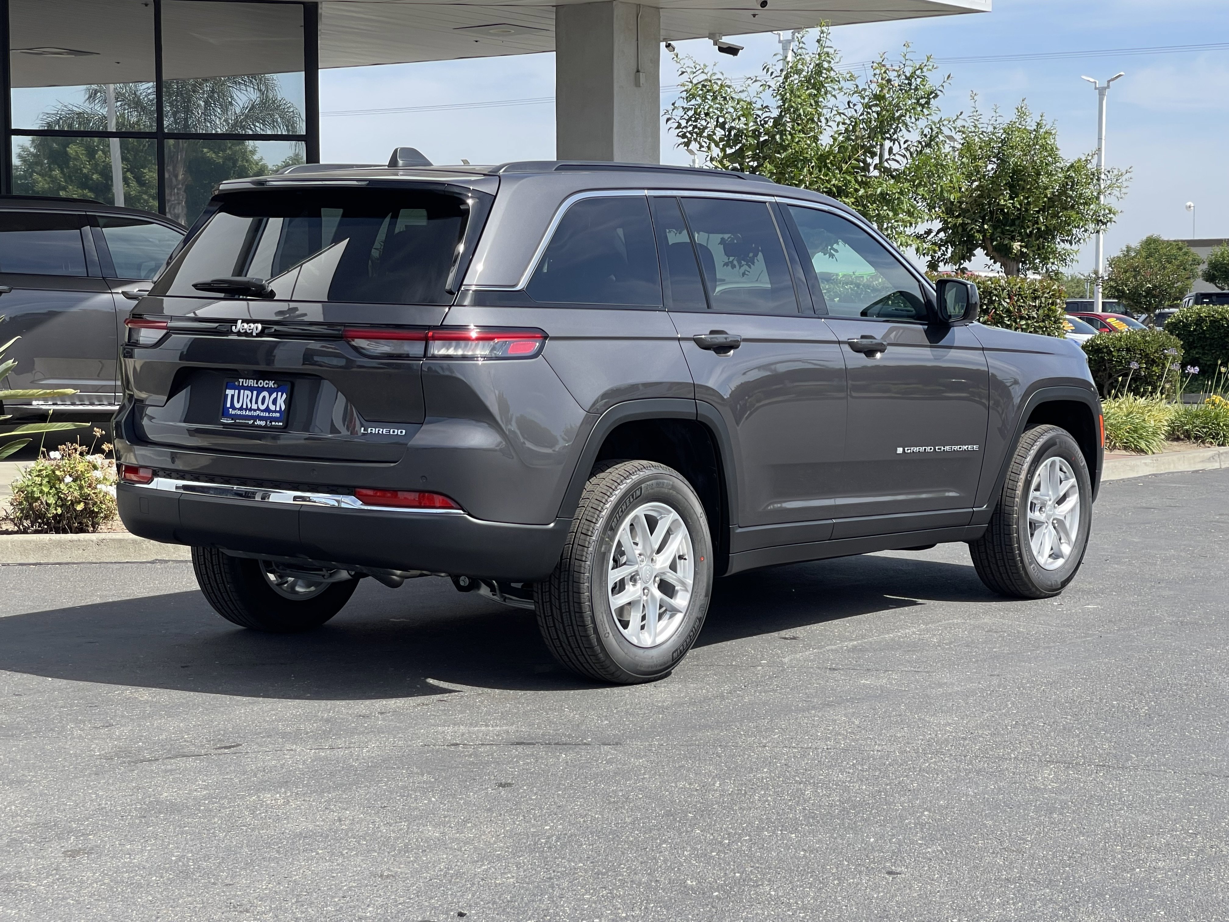 New 2026 Baltic Gray Metallic Clear-Coat Exterior Paint Jeep Laredo image 7