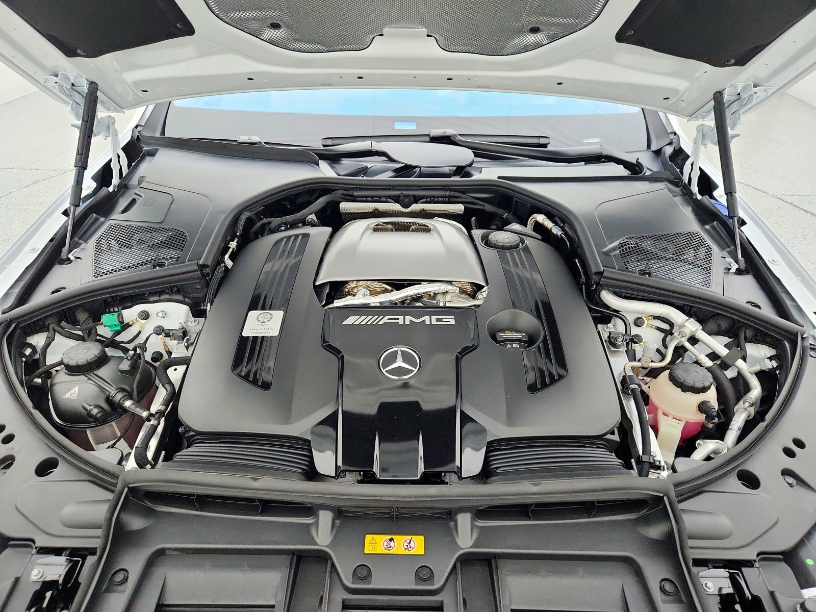 New 2026 MANUFAKTUR Moonlight White Metallic Mercedes-Benz AMG® S 63 E 4MATIC Sedan image 47