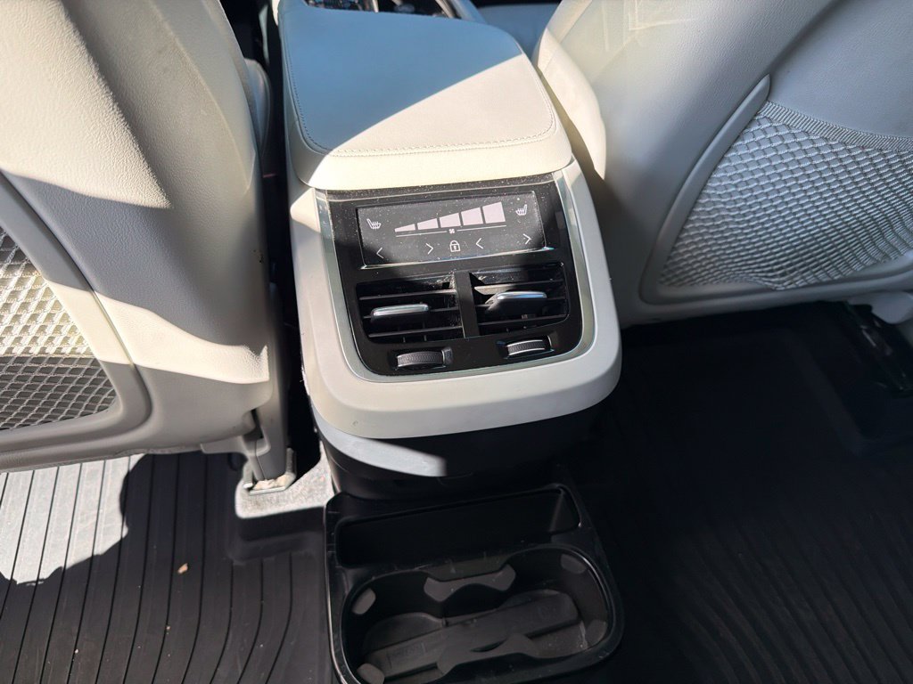 Used 2023 Onyx Black Metallic Volvo B6 Plus 6-Seater image 14