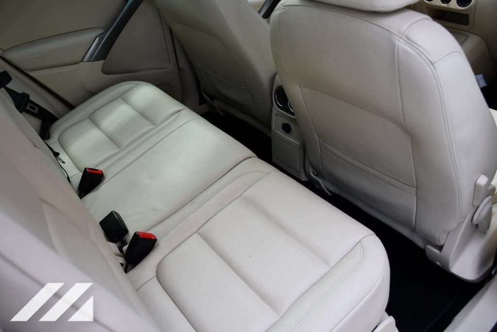 Used 2010  Volkswagen SE image 26
