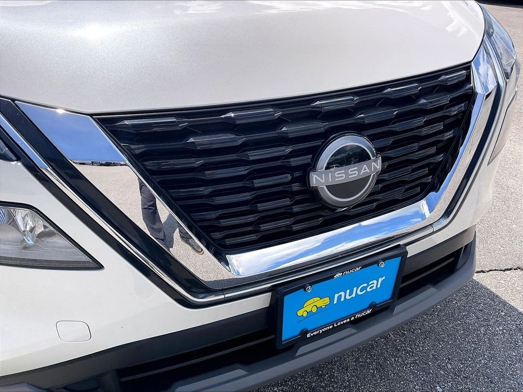 Used 2023 Pearl White Tricoat/Super Black Nissan SV image 29