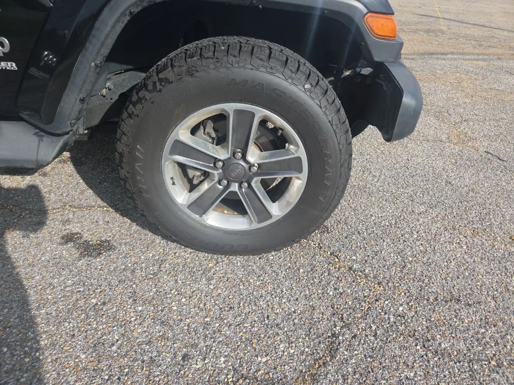 Used 2018 Black Jeep Unlimited Sahara image 17