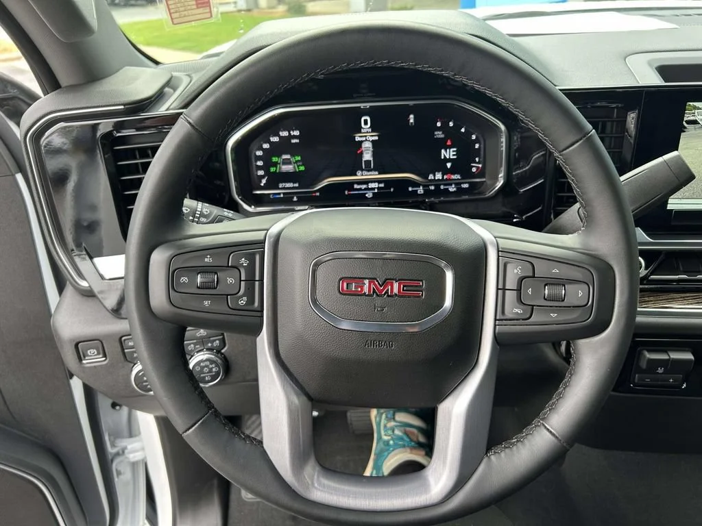 Used 2024 Summit White GMC Elevation image 27