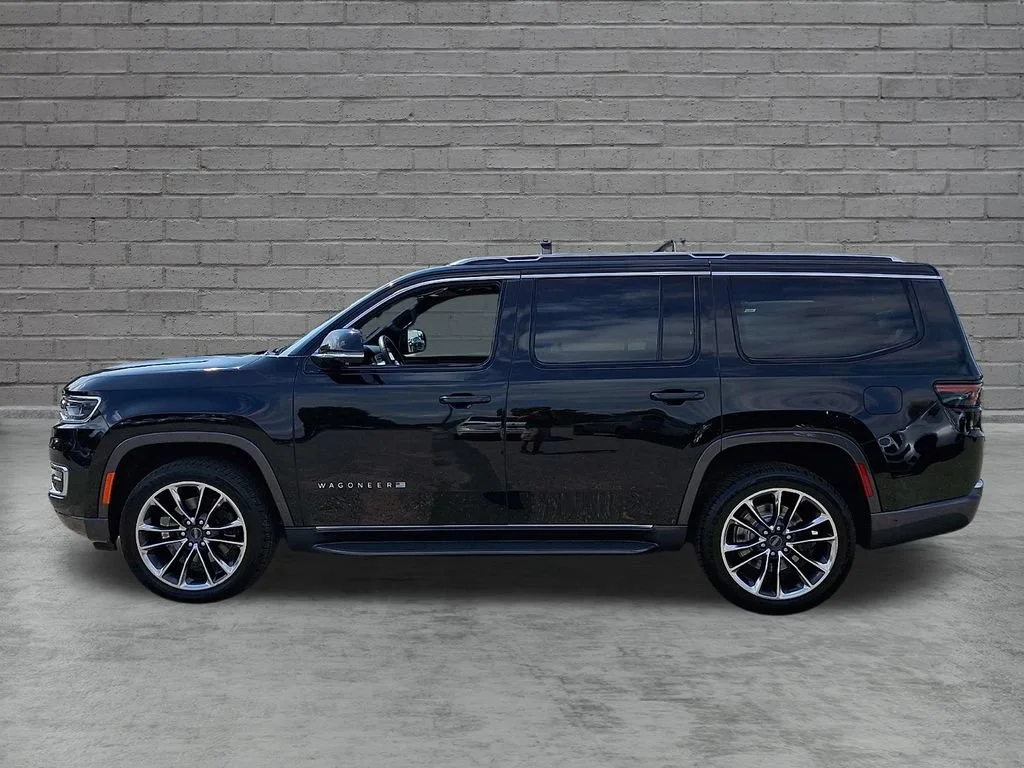 Used 2022 Diamond Black Crystal Pearlcoat Jeep Series II image 7