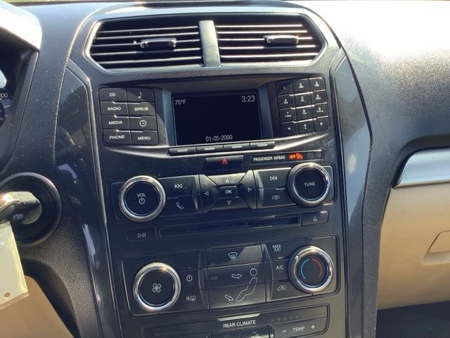 Used 2016 Oxford White Ford Base image 32
