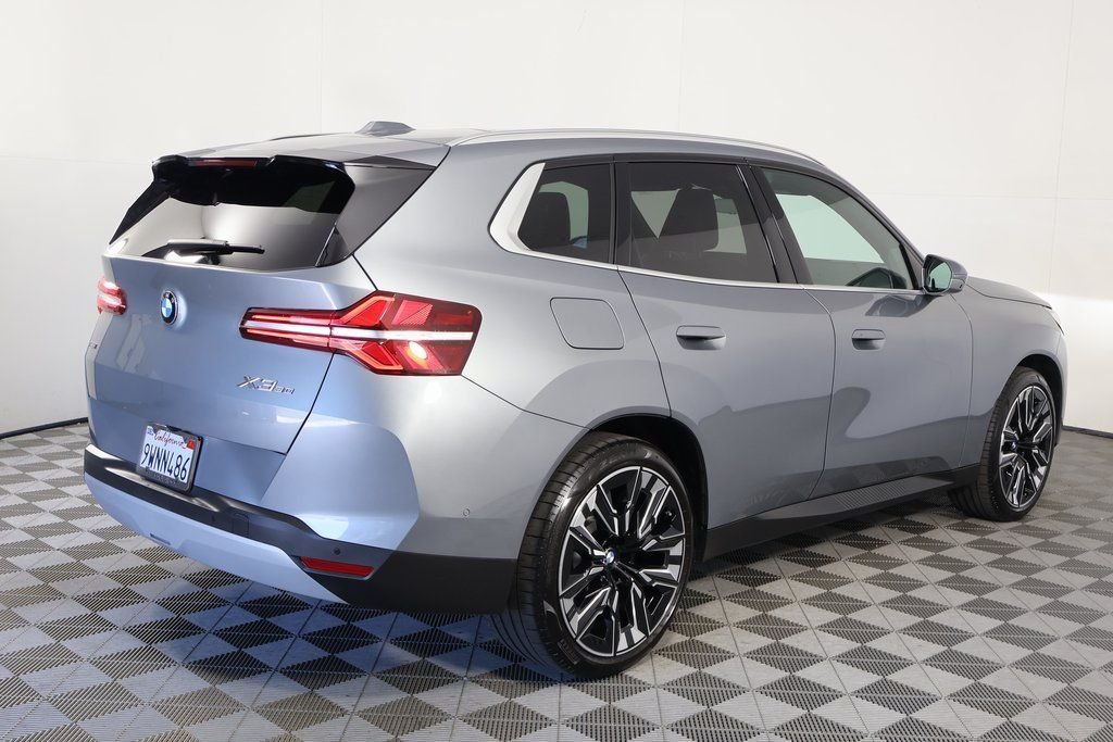 Used 2025 Skyscraper Grey Metallic BMW 30 xDrive image 4