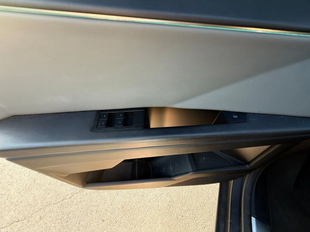 Used 2025  Tesla Base image 28