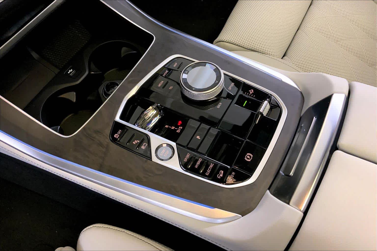 New 2026 Skyscraper Grey Metallic BMW xDrive50e image 7