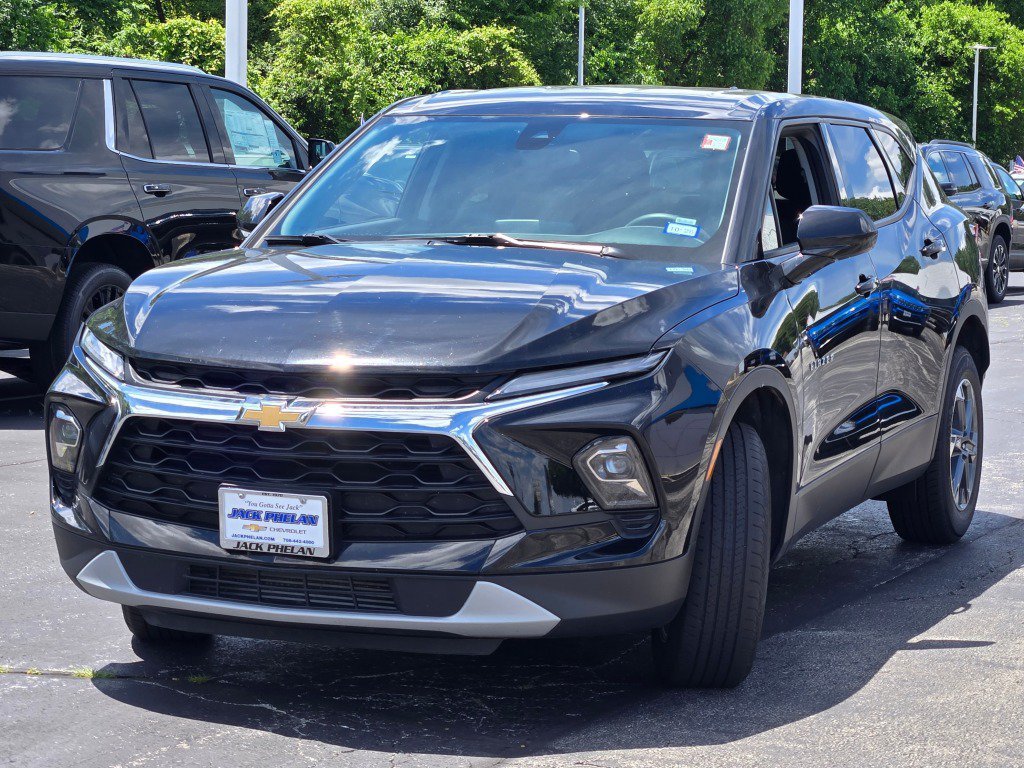 Used 2025 Black Chevrolet 2LT image 5