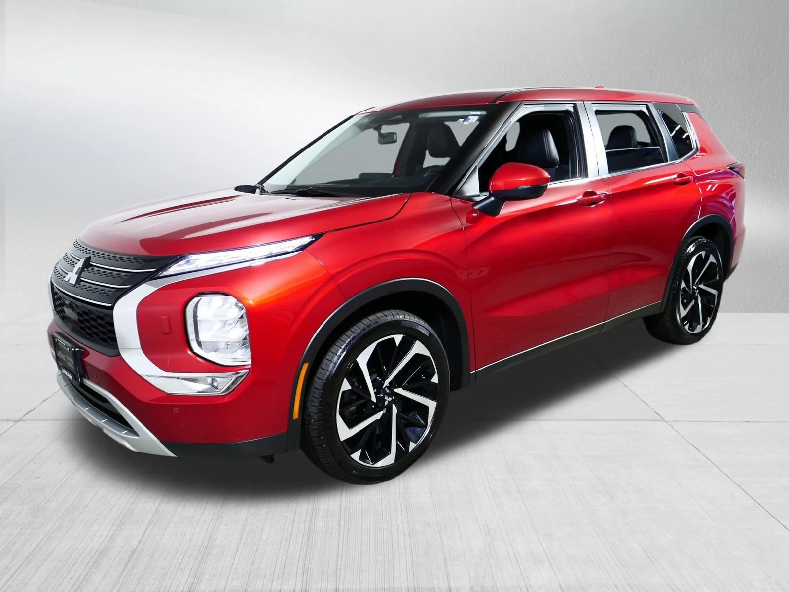 Used 2022 Red Diamond Mitsubishi SE image 3