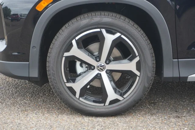 New 2026 Deep Black Pearl Volkswagen SE image 14