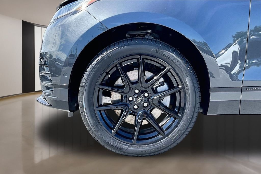 New 2026 CARPATHIAN GREY Land Rover Belgravia Edition image 13