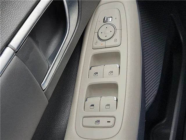 Used 2024 Red Hyundai SEL Front-Wheel Drive image 17
