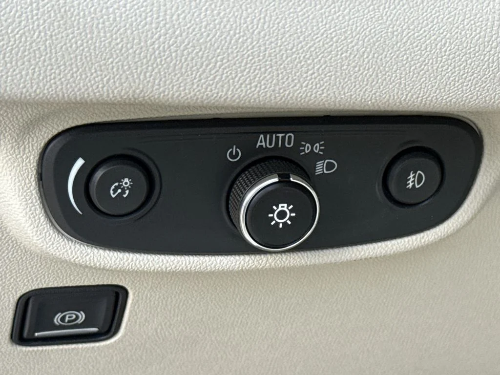 Used 2020 White GMC Denali image 24