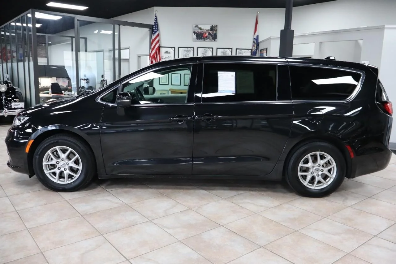 Used 2023 Brilliant Black Crystal Pearl Coat Chrysler Touring L image 3