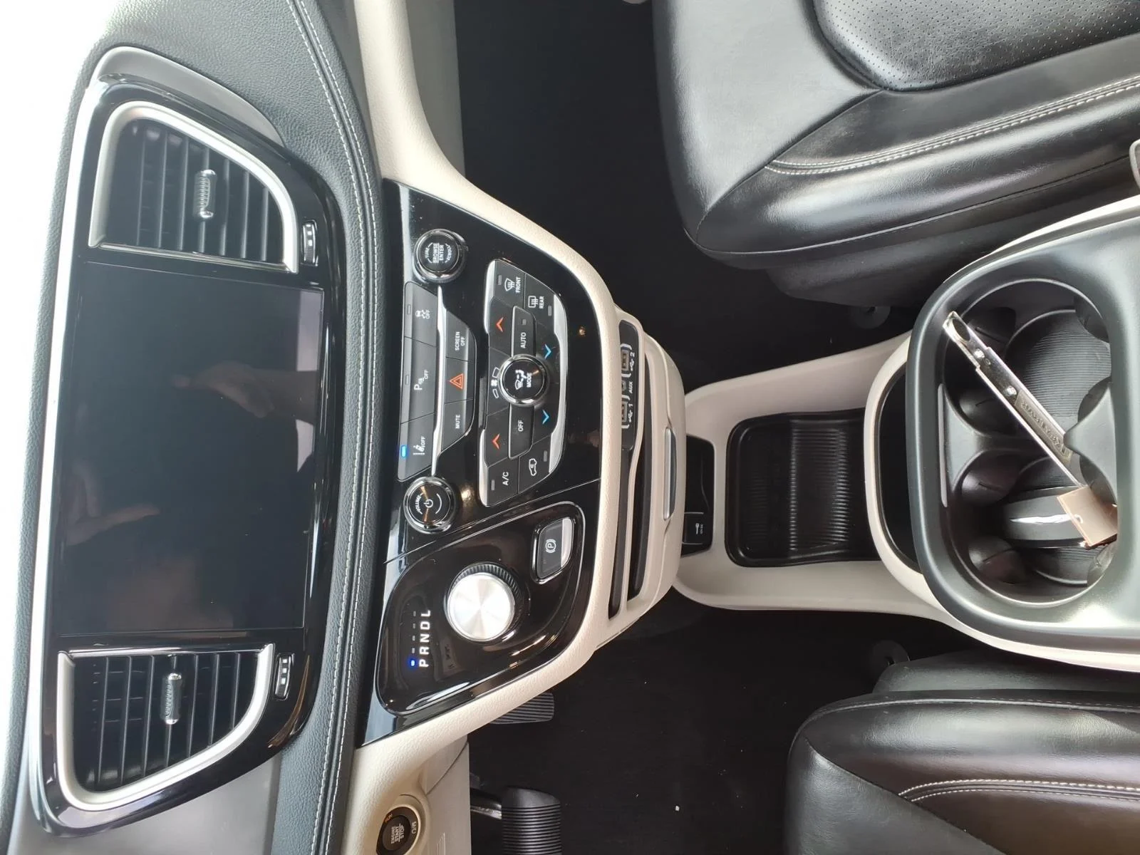 Used 2023 Silver Mist Clearcoat Chrysler Hybrid Touring L image 27