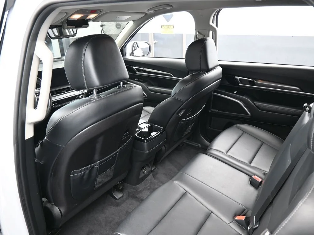 Used 2025 Glacial White Pearl Kia LX image 36