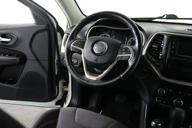 Used 2015 White Jeep Latitude image 22