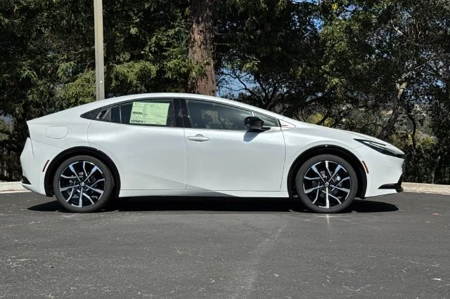 New 2027 Wind Chill Pearl <sup>1</sup> Toyota  XSE Premium image 3