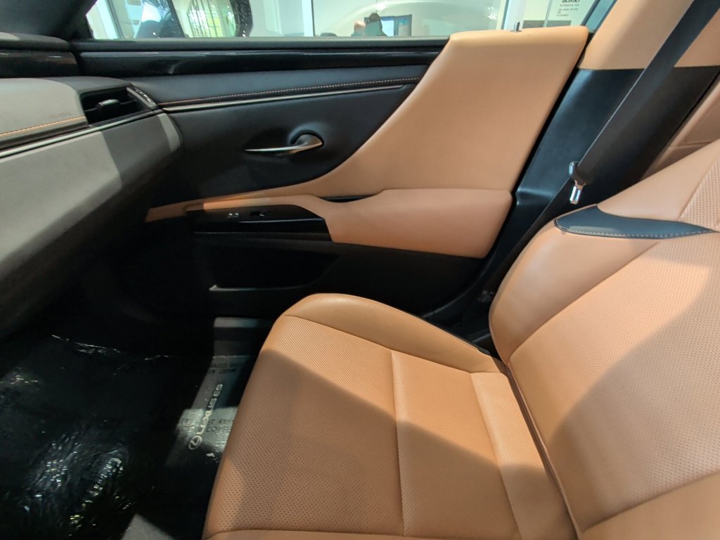 2023 Lexus ES 350 - Photo 17