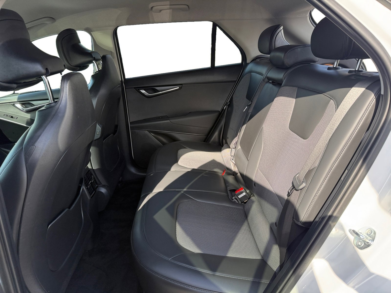 Used 2024 Snow White Pearl Kia Wind image 16