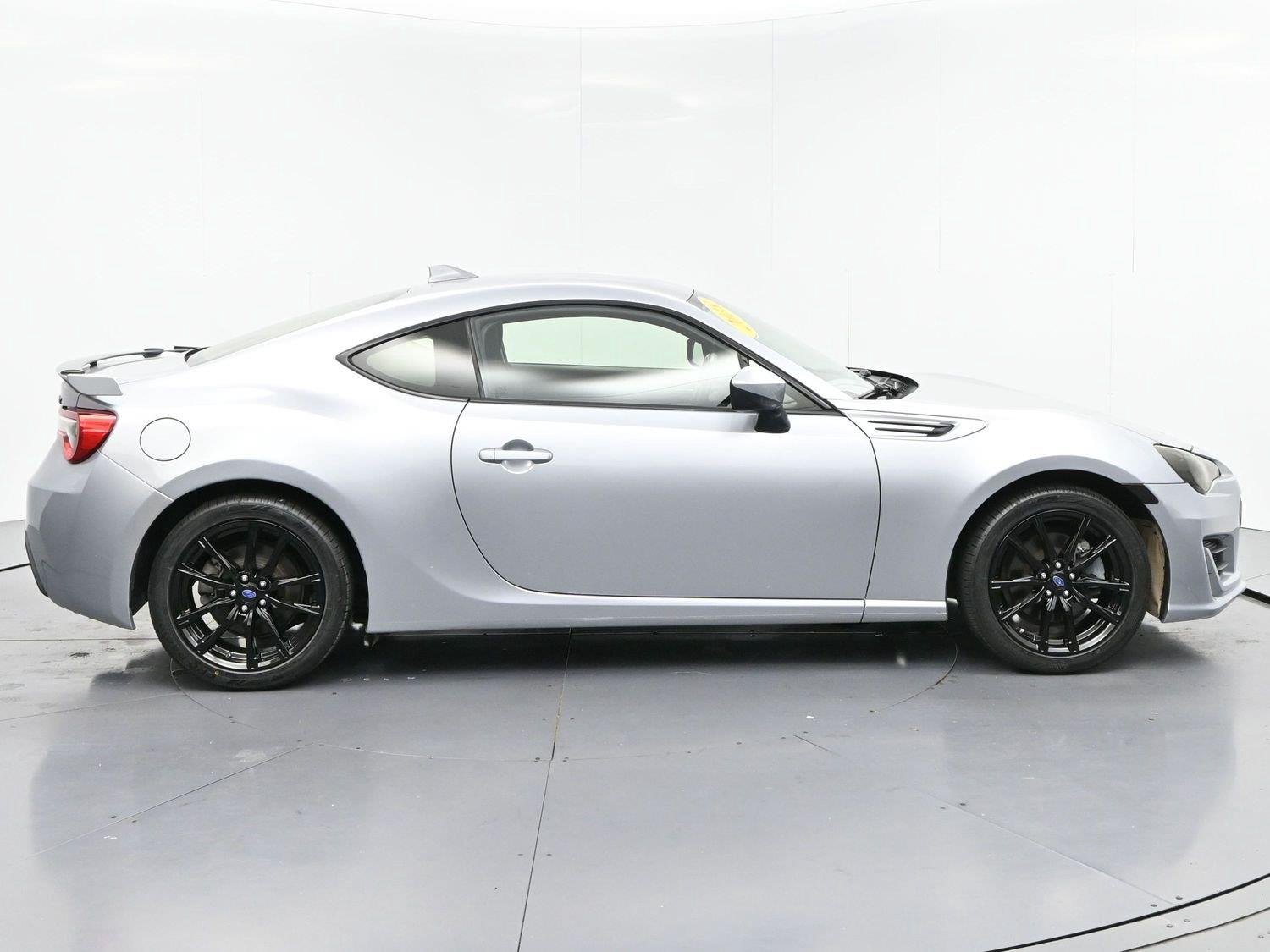 Used 2018  Subaru Premium image 8