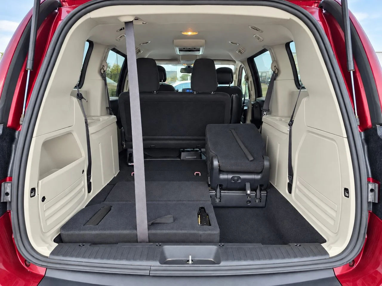 Used 2019 Octane Red Pearlcoat Dodge SE image 24
