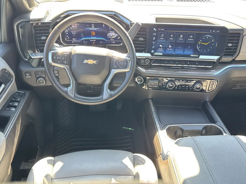 Used 2025 White Chevrolet LT image 22